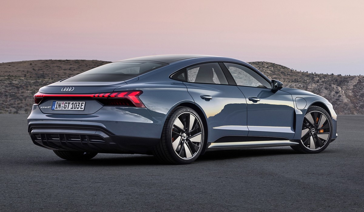 Серийный электроседан Audi e-tron GT представлен в двух версиях Серийный электроседан Audi e-tron GT представлен в двух версиях