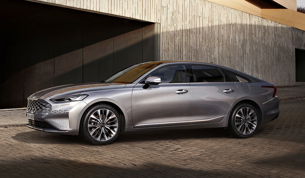 Седан Kia K8 станет первой моделью с новым логотипом