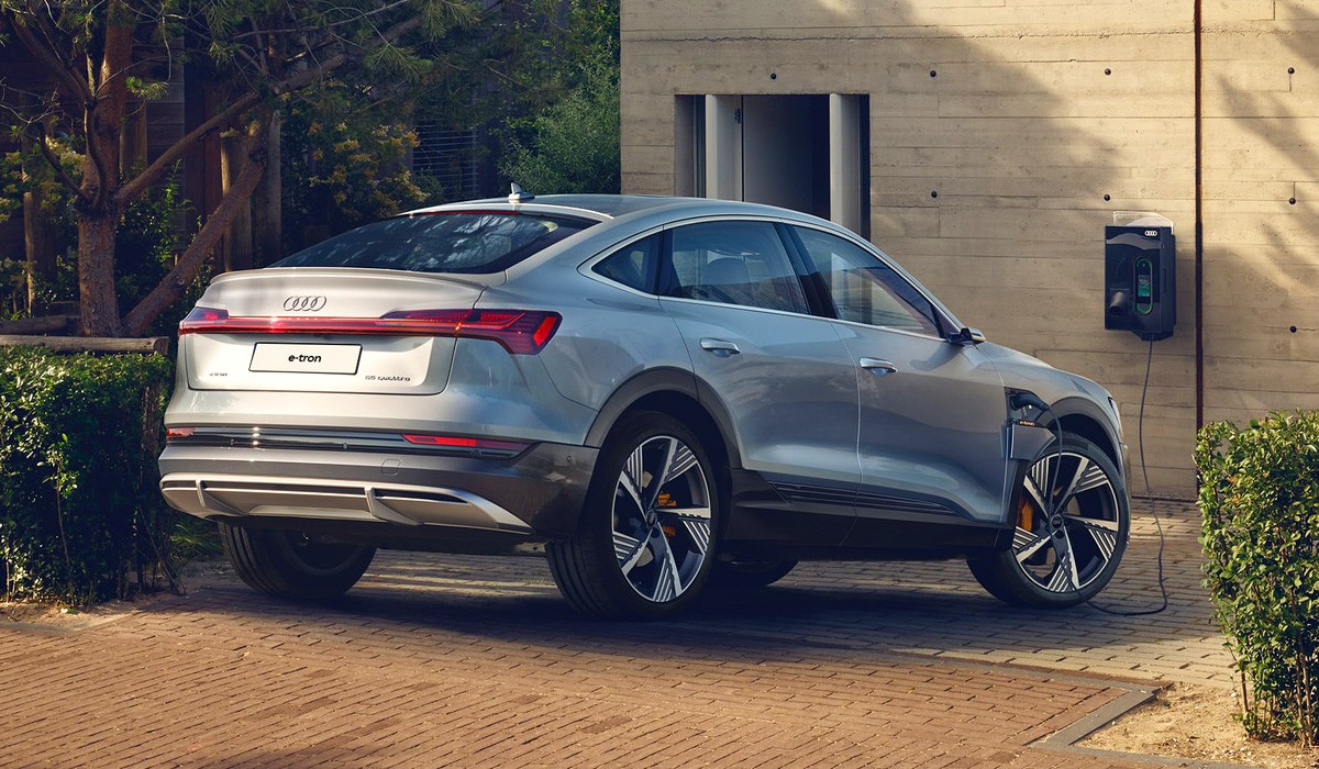 До России добрался купеобразный кроссовер Audi e-tron Sportback До России добрался купеобразный кроссовер Audi e-tron Sportback