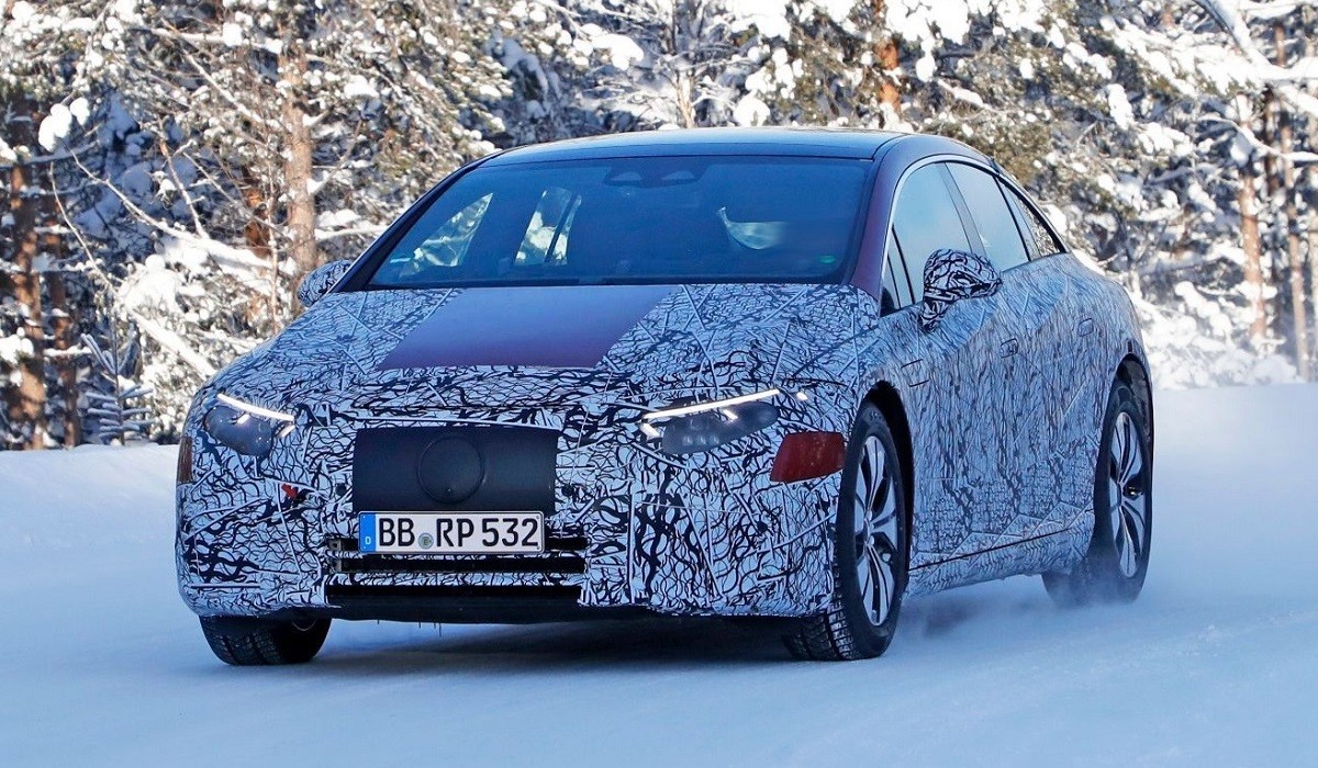 Электрический флагман Mercedes-Benz EQS сбрасывает камуфляж Электрический флагман Mercedes-Benz EQS сбрасывает камуфляж