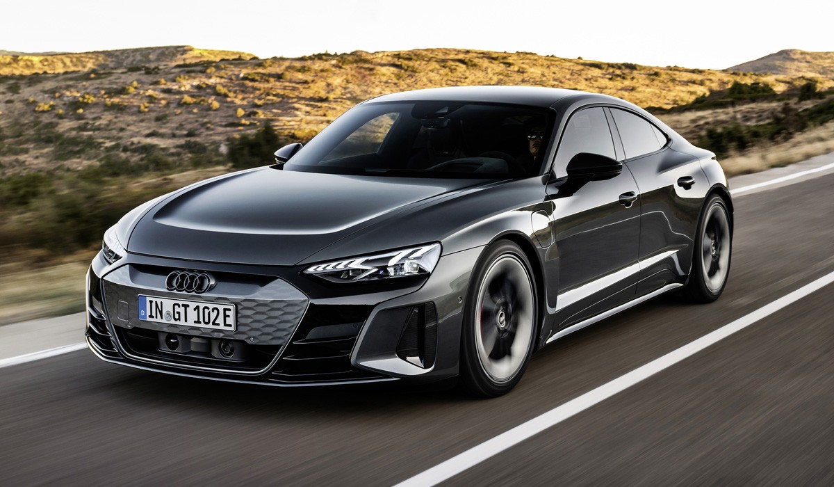 Серийный электроседан Audi e-tron GT представлен в двух версиях Серийный электроседан Audi e-tron GT представлен в двух версиях
