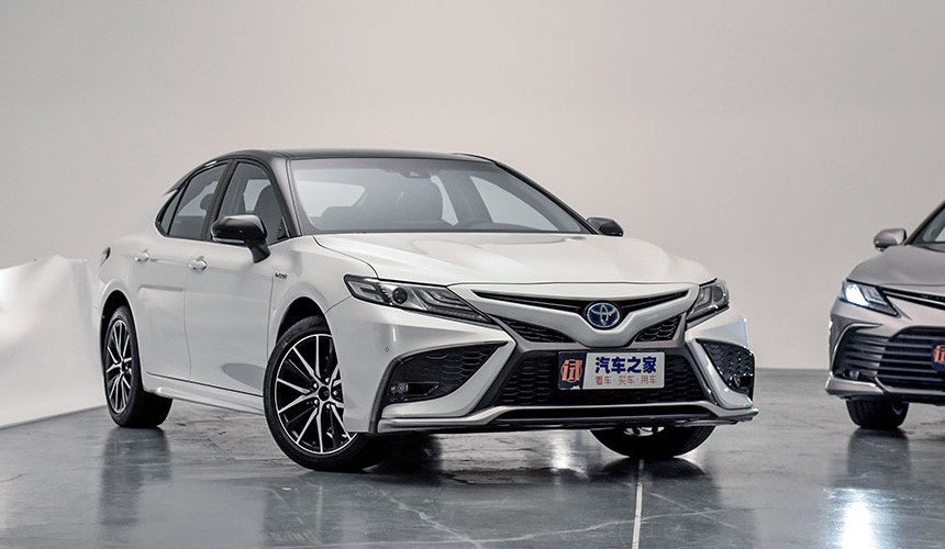 Обновленная Toyota Camry обрела виртуальные приборы Обновленная Toyota Camry обрела виртуальные приборы