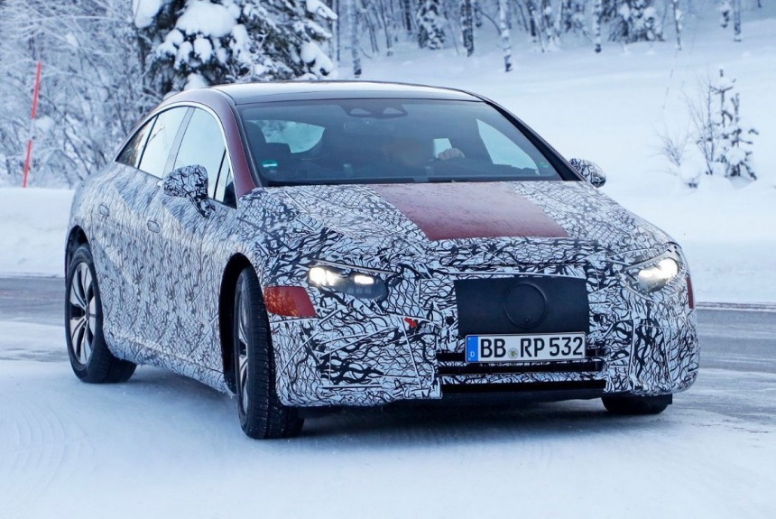 Электрический флагман Mercedes-Benz EQS сбрасывает камуфляж Электрический флагман Mercedes-Benz EQS сбрасывает камуфляж