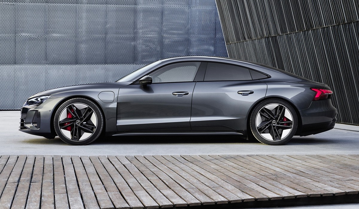 Серийный электроседан Audi e-tron GT представлен в двух версиях Серийный электроседан Audi e-tron GT представлен в двух версиях