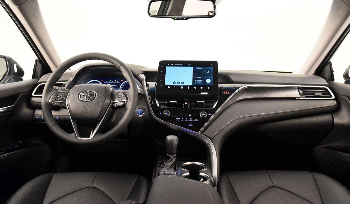 Обновленная Toyota Camry обрела виртуальные приборы Обновленная Toyota Camry обрела виртуальные приборы