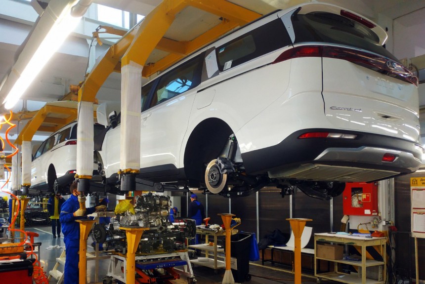 Автотор начал сборку минивэнов Kia Carnival