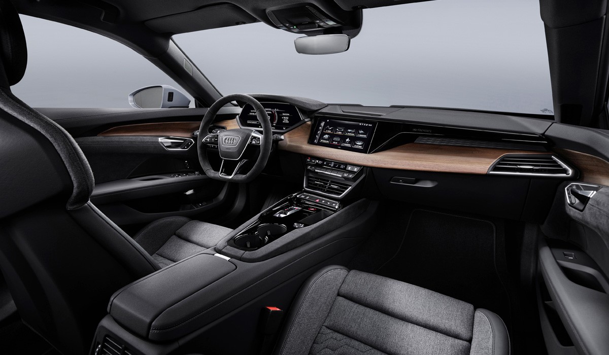 Серийный электроседан Audi e-tron GT представлен в двух версиях Серийный электроседан Audi e-tron GT представлен в двух версиях