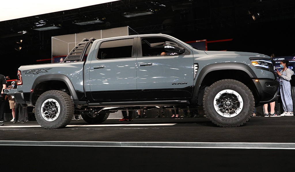 Первые Ford Bronco и GMC Hummer ушли по рекордным ценам