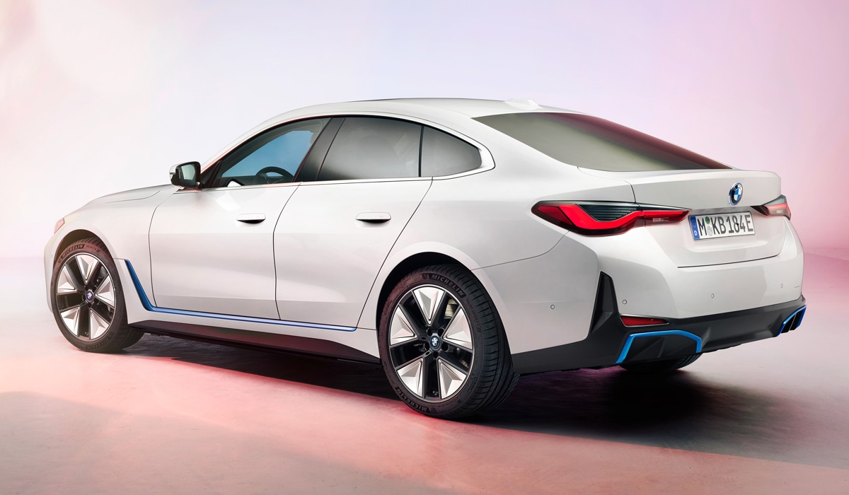 Электрический лифтбек BMW i4 показан в серийном виде Электрический лифтбек BMW i4 показан в серийном виде