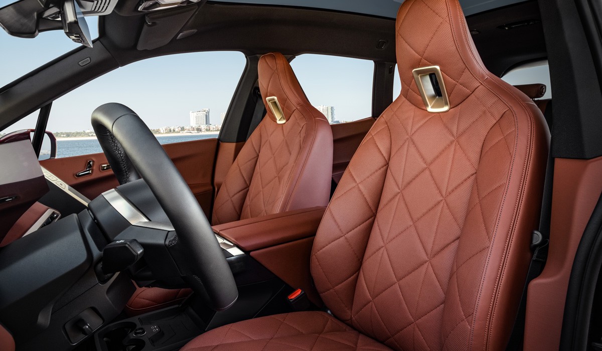 Кроссовер BMW iX выйдет на рынок в двух версиях Кроссовер BMW iX выйдет на рынок в двух версиях