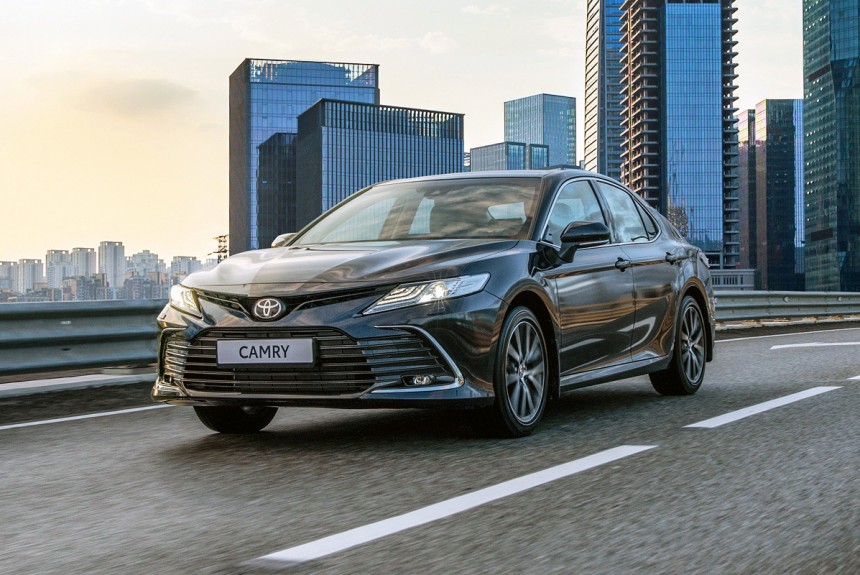 Обновленная Toyota Camry для России: подробности и цены