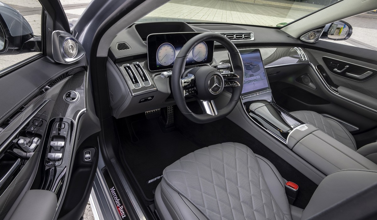 Новый Mercedes S-класса в России: теперь и V8