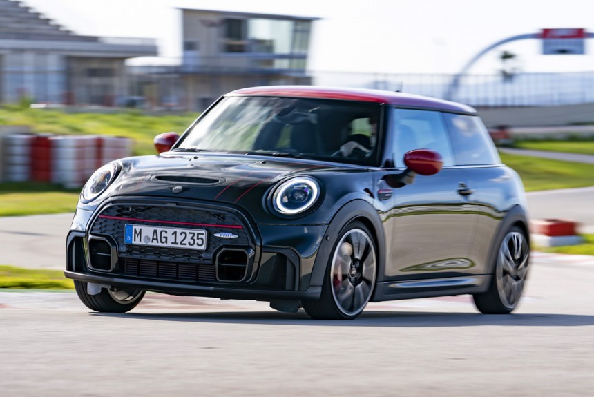Хот-хэтч Mini John Cooper Works обновлен вслед за базовой моделью