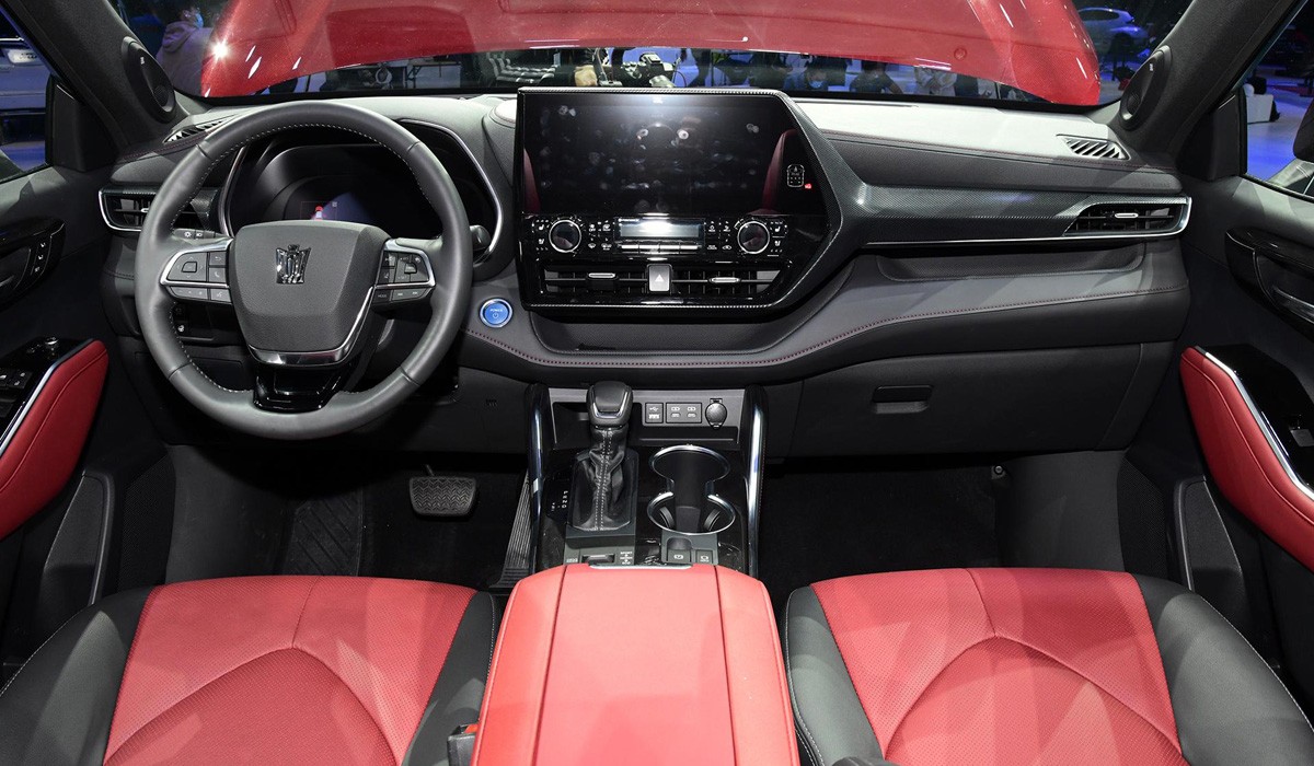 Семейство Toyota Crown: не только кроссовер, но и минивэн Семейство Toyota Crown: не только кроссовер, но и минивэн