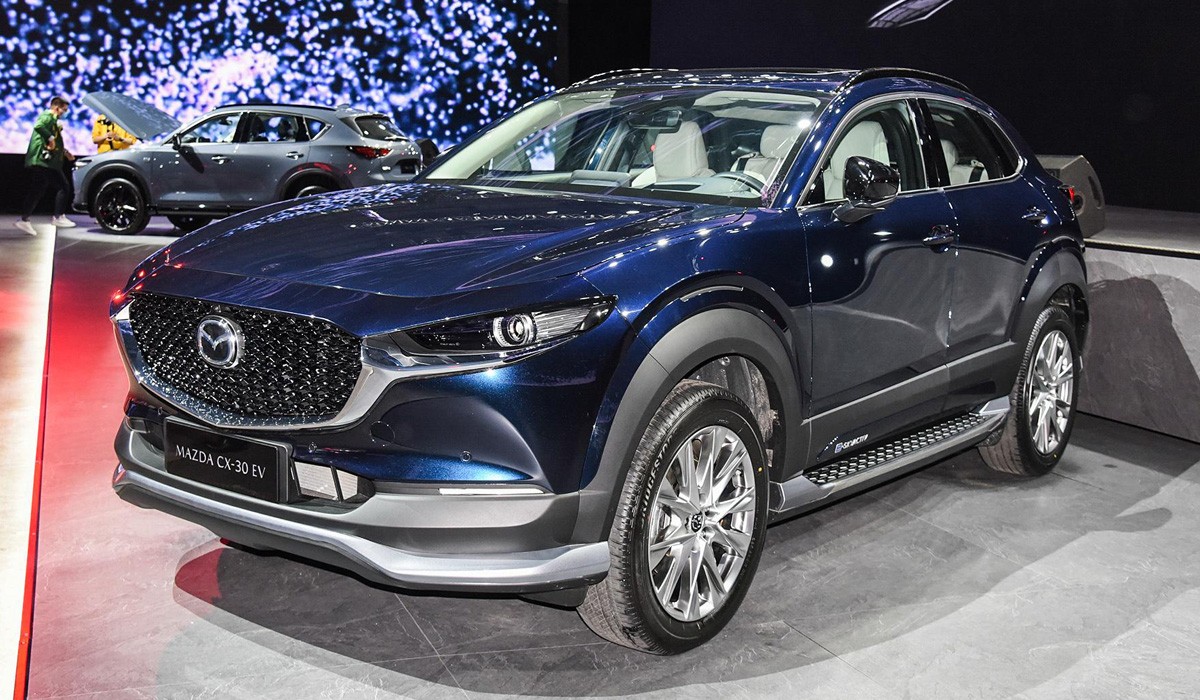 Mazda CX-30 встала на цыпочки ради электротяги