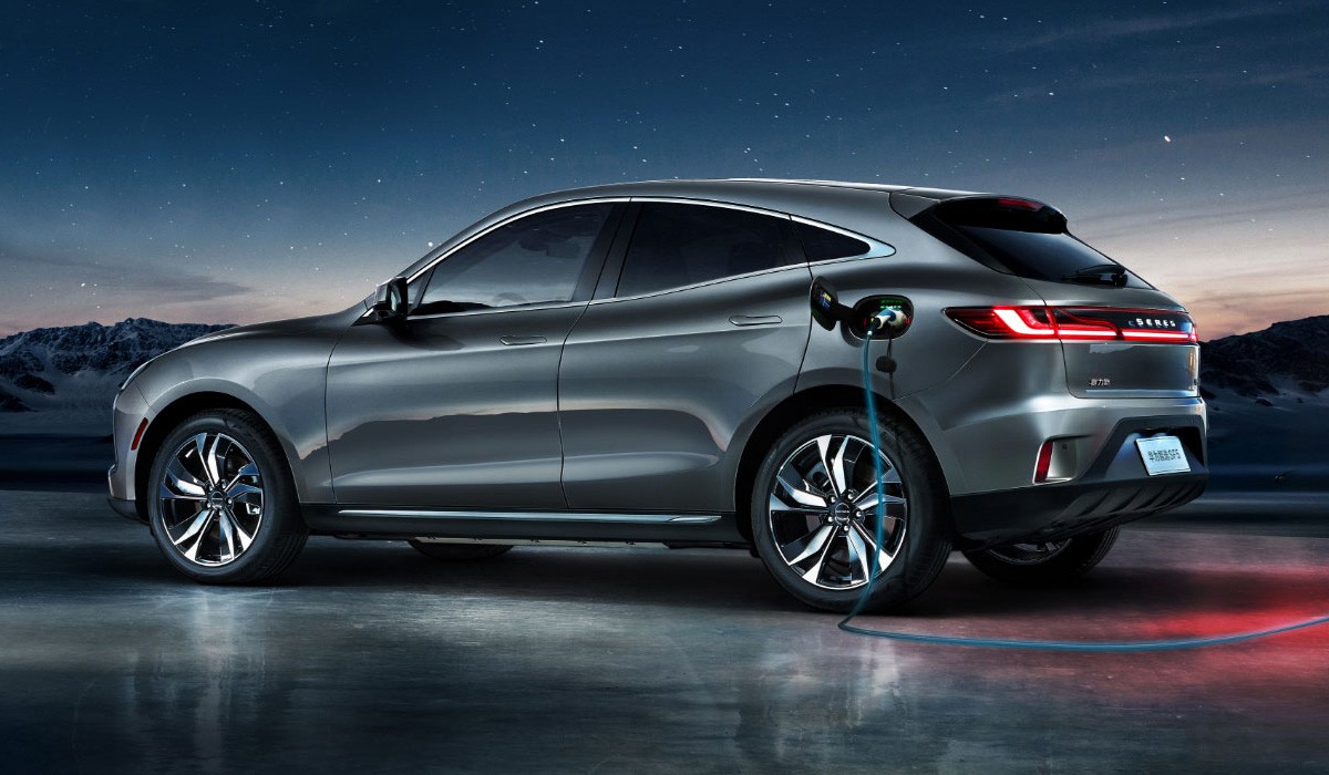 Huawei вышел на автомобильный рынок, но пока с чужой моделью Huawei вышел на автомобильный рынок, но пока с чужой моделью