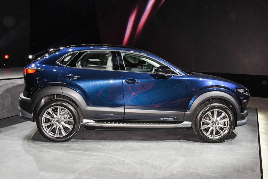 Mazda CX-30 встала на цыпочки ради электротяги