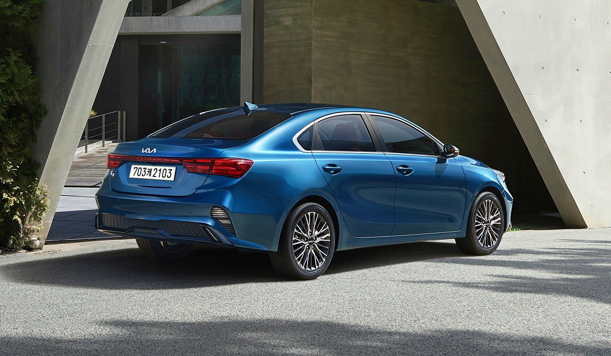 Обновленное семейство Kia K3: седан и хэтчбек