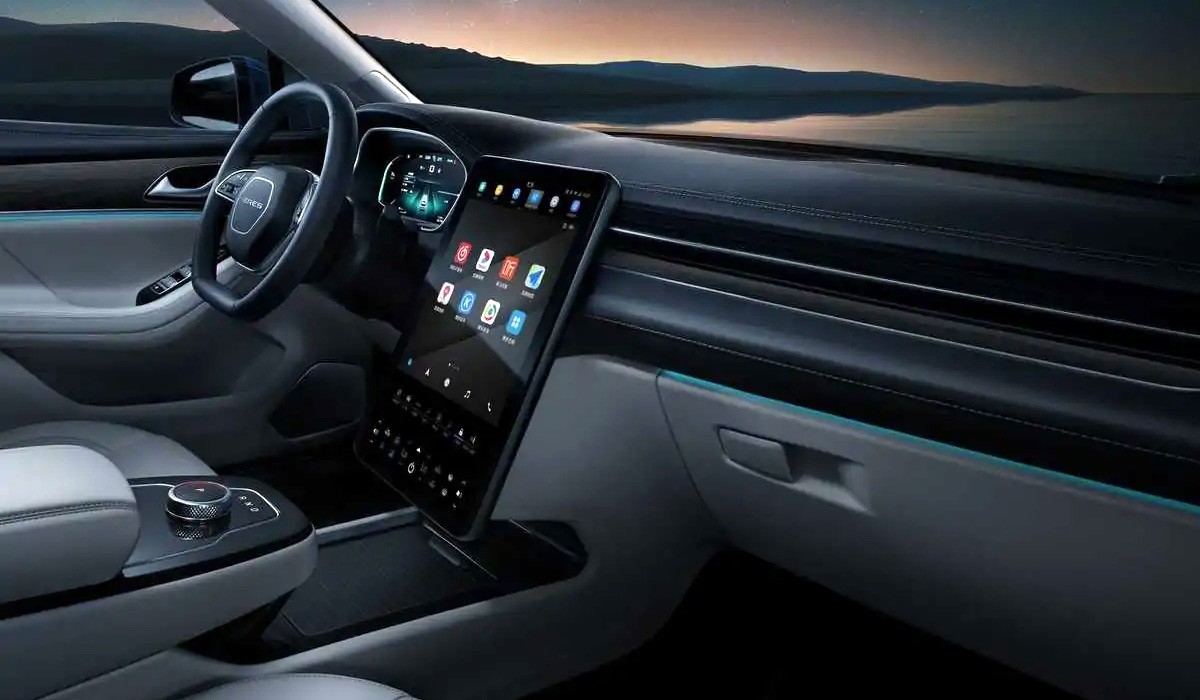 Huawei вышел на автомобильный рынок, но пока с чужой моделью Huawei вышел на автомобильный рынок, но пока с чужой моделью