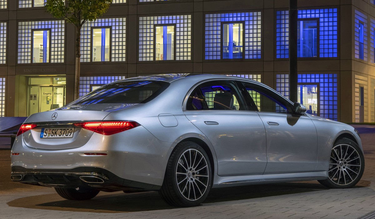 Новый Mercedes S-класса в России: теперь и V8