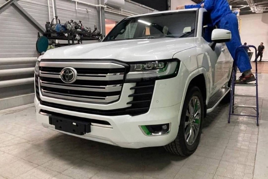 Первые фотографии внедорожника Toyota Land Cruiser 300 Первые фотографии внедорожника Toyota Land Cruiser 300