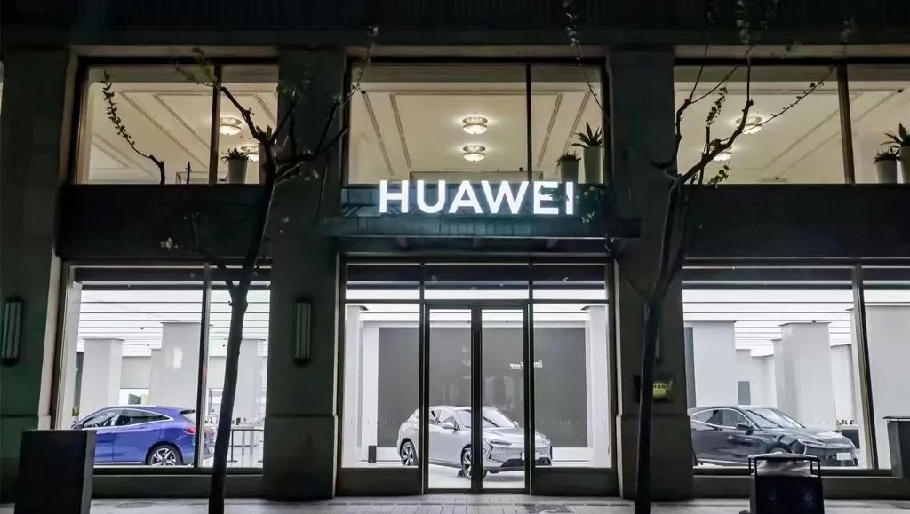 Huawei вышел на автомобильный рынок, но пока с чужой моделью Huawei вышел на автомобильный рынок, но пока с чужой моделью