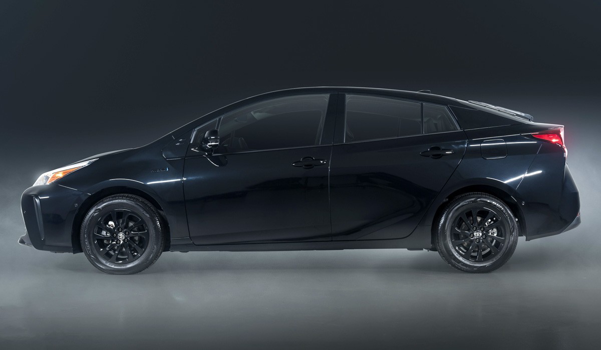 Toyota Prius Nightshade - вид сбоку. Ух какой не доброжелательный Toyota Prius Nightshade - вид сбоку. Ух какой не доброжелательный