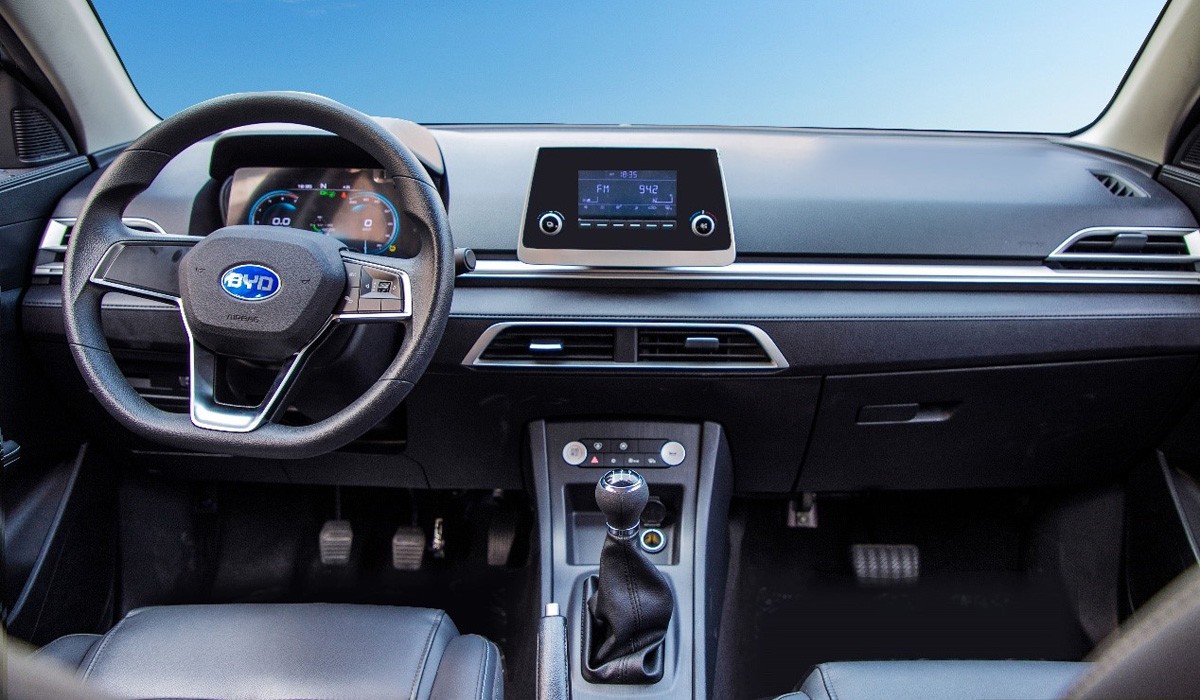 Электромобиль BYD e3 для автошкол — с имитацией «механики»