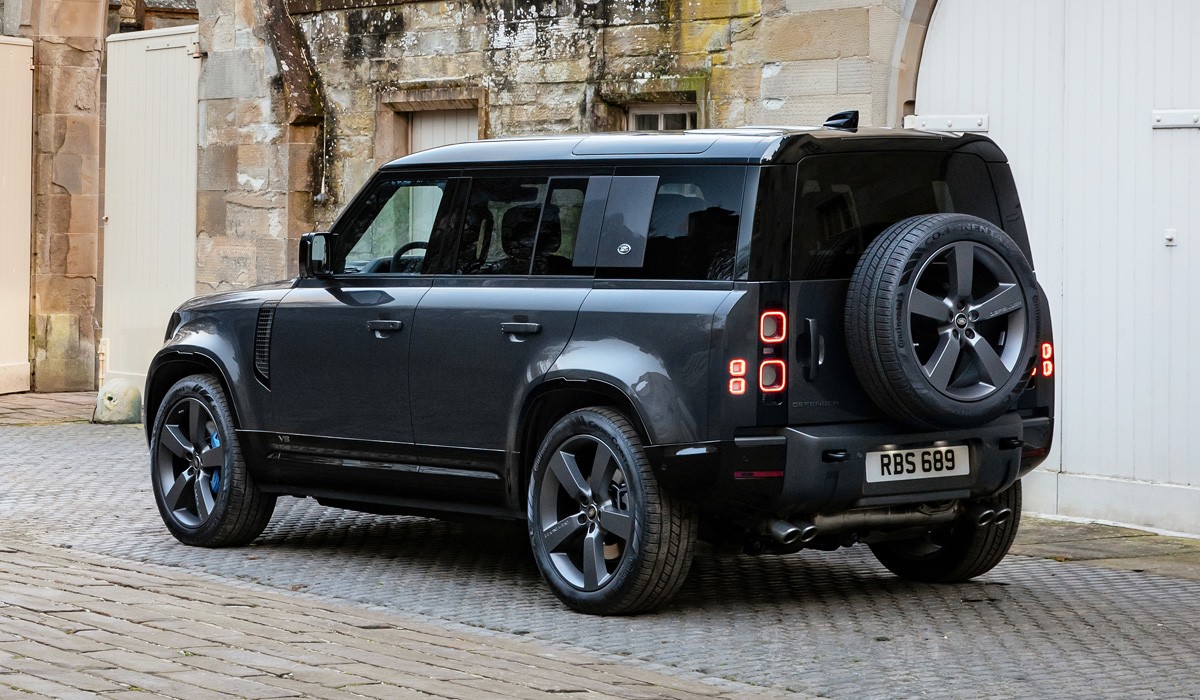 Land Rover Defender V8 появится в России: объявлены цены