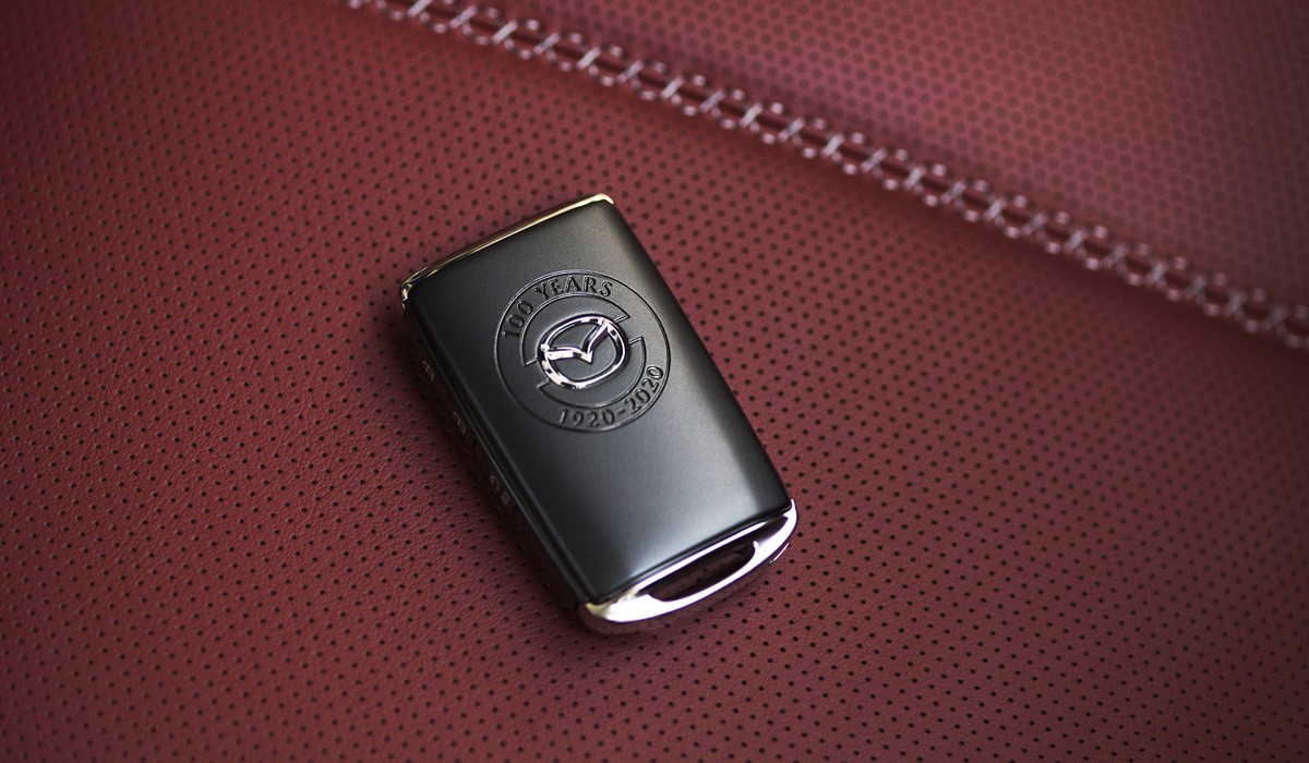 В России появились юбилейные версии автомобилей Mazda