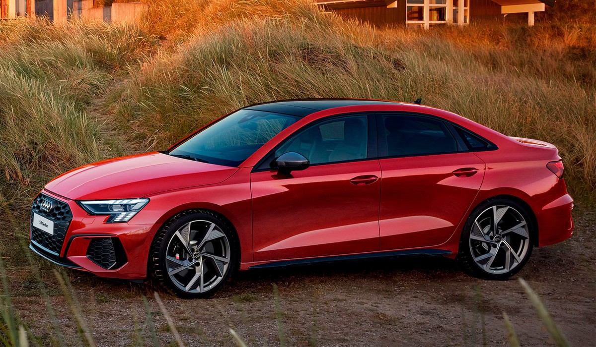 Седан и хэтчбек Audi S3 добрались до России: цена