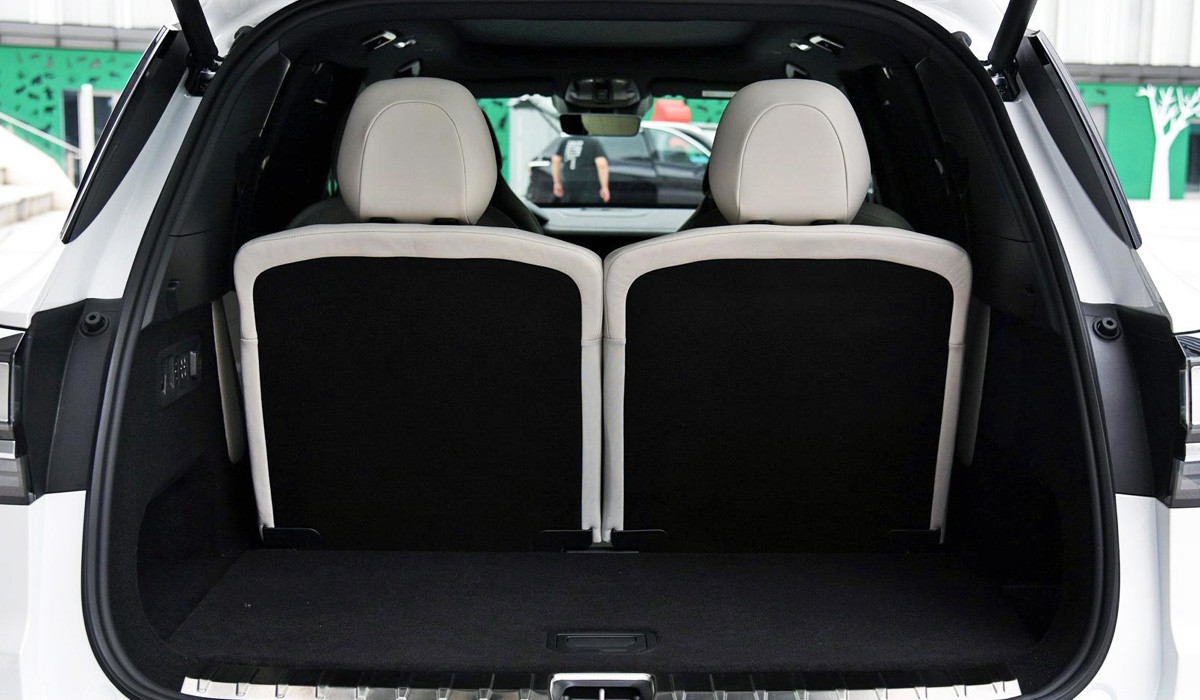 Серийный кроссовер Lynk & Co 09 дебютировал в трех версиях Серийный кроссовер Lynk & Co 09 дебютировал в трех версиях