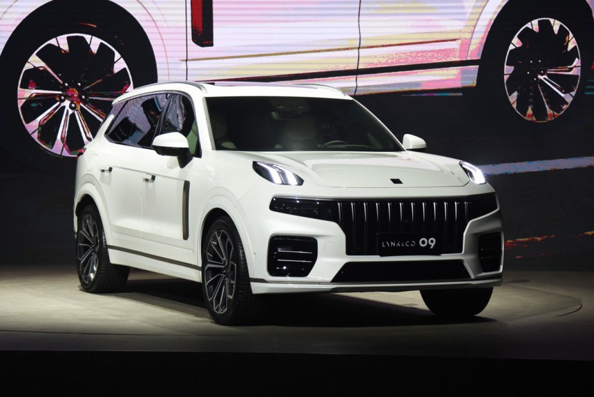 Серийный кроссовер Lynk & Co 09 дебютировал в трех версиях Серийный кроссовер Lynk & Co 09 дебютировал в трех версиях
