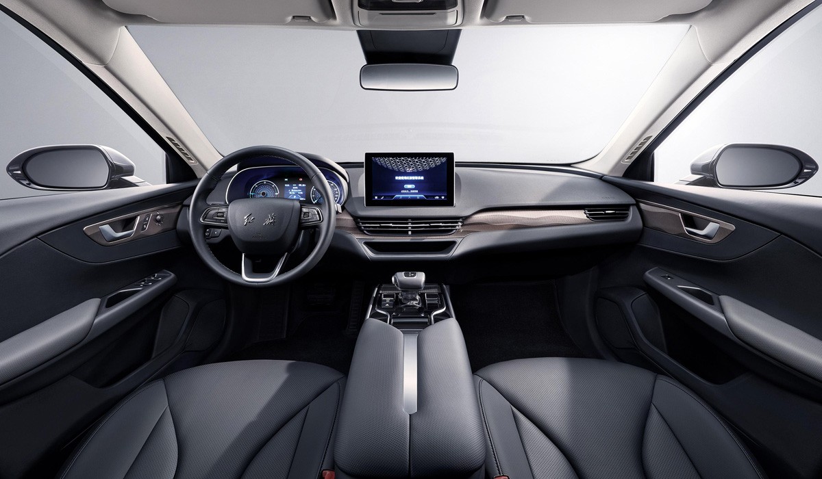 Большой седан Hongqi E-QM5 оказался полон противоречий