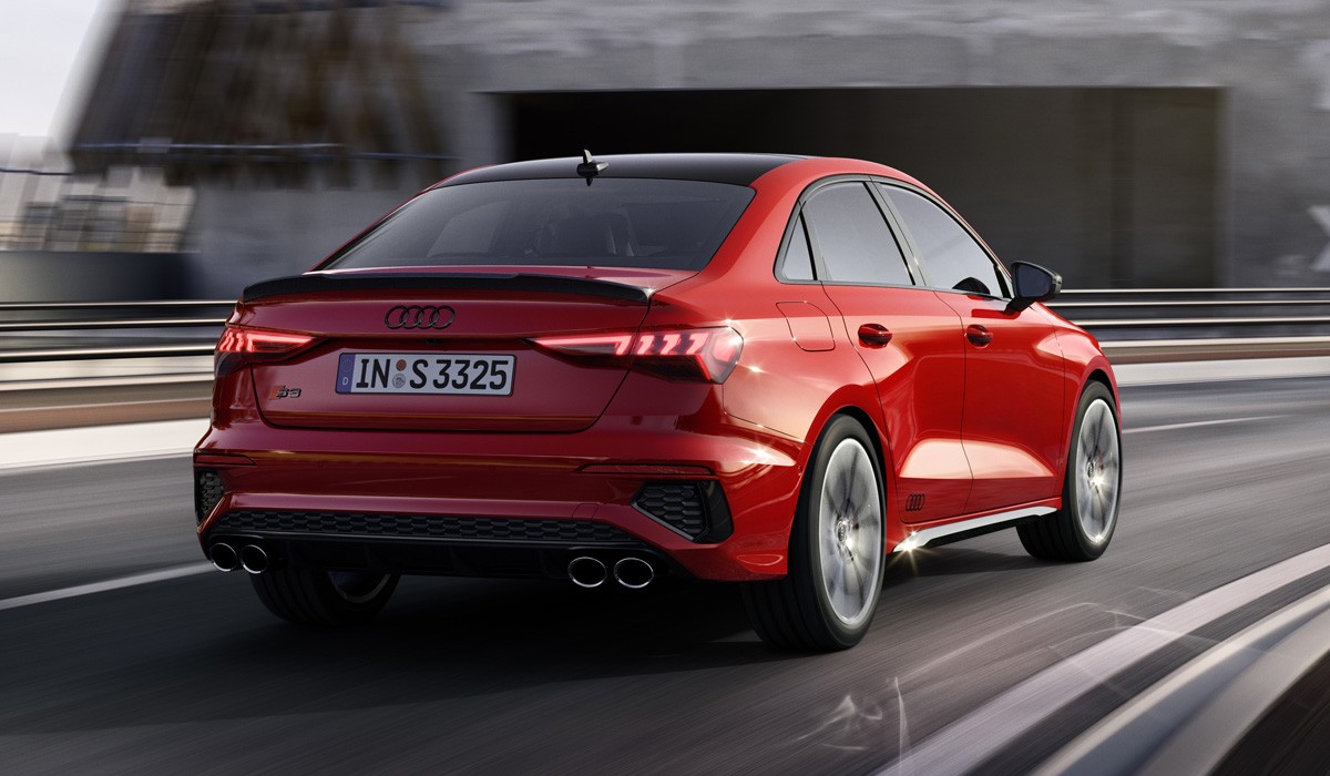 Седан и хэтчбек Audi S3 добрались до России: цена