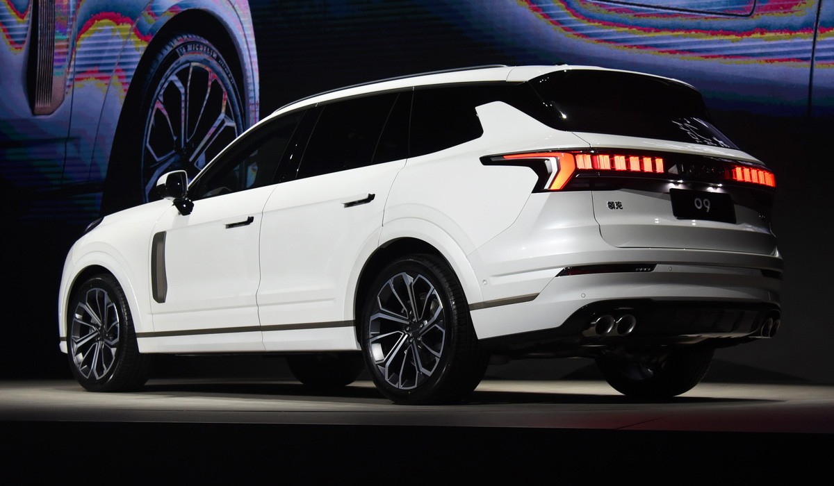 Серийный кроссовер Lynk & Co 09 дебютировал в трех версиях Серийный кроссовер Lynk & Co 09 дебютировал в трех версиях