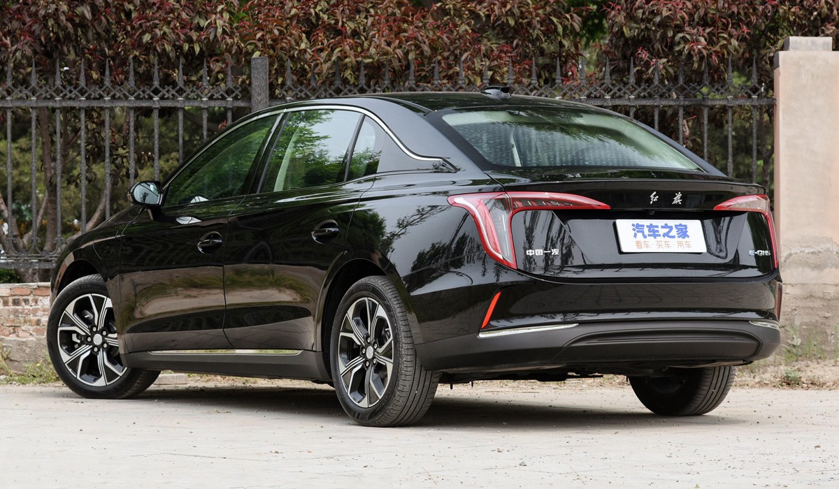 Большой седан Hongqi E-QM5 оказался полон противоречий