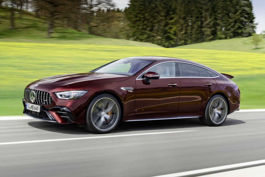 Лифтбек Mercedes-AMG GT перенес модное обновление Лифтбек Mercedes-AMG GT перенес модное обновление