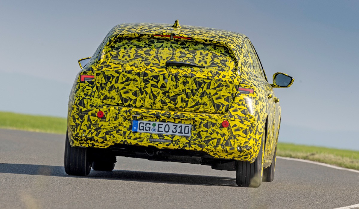 Opel Astra нового поколения: пока в камуфляже