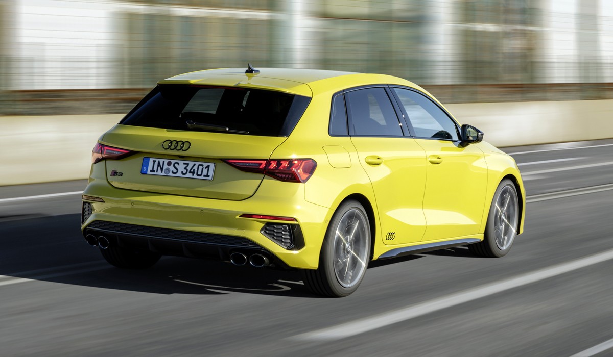 Седан и хэтчбек Audi S3 добрались до России: цена