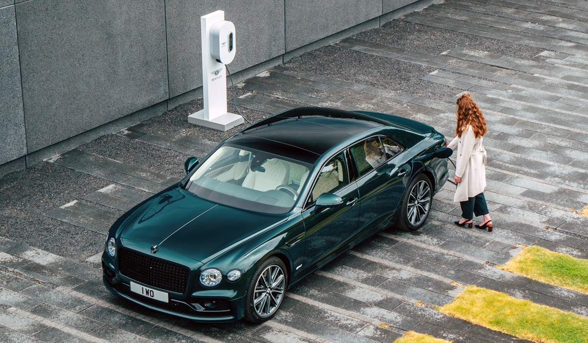 У седана Bentley Flying Spur появилась гибридная версия У седана Bentley Flying Spur появилась гибридная версия