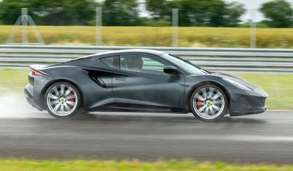 Новый спорткар Lotus Emira — с моторами Toyota или AMG