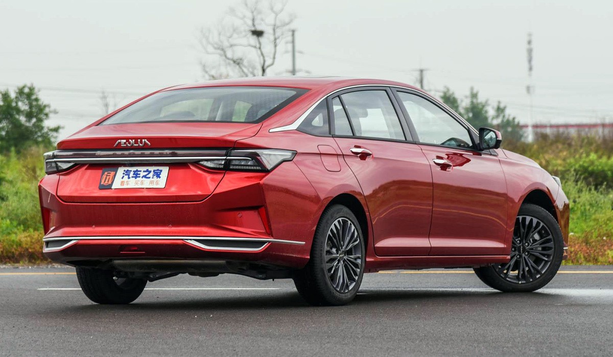 Седан Dongfeng Aeolus Yixuan Max стал первенцем новой платформы