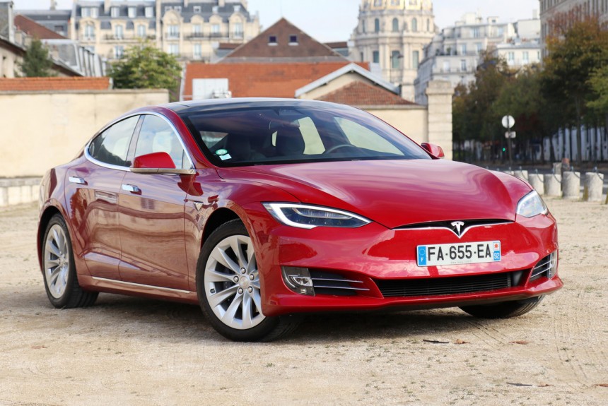 Интерфейс электромобилей Tesla: теперь на русском языке