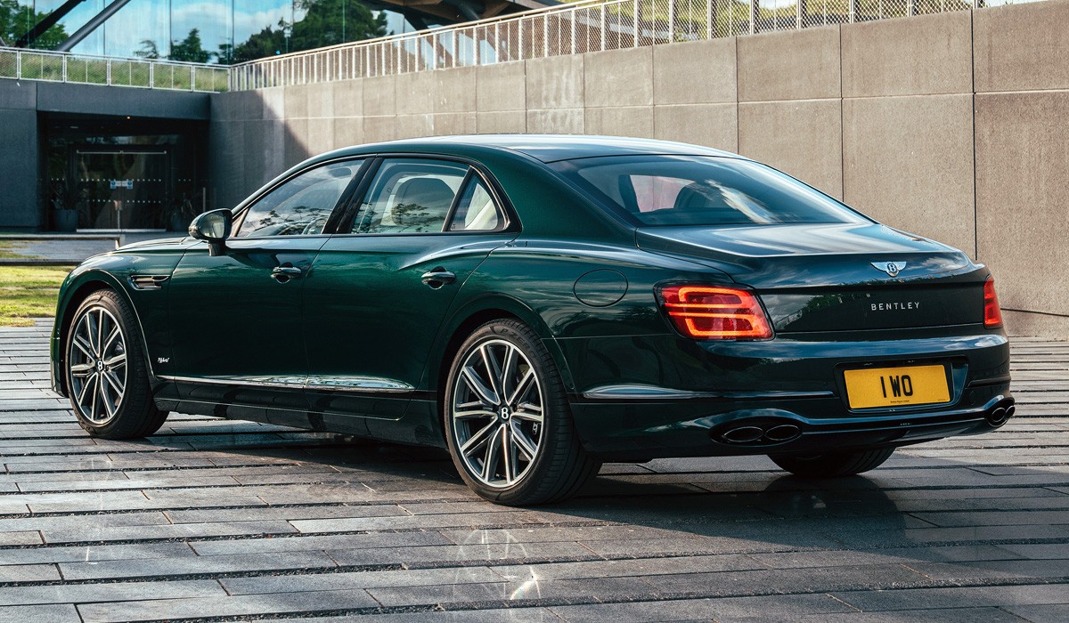 У седана Bentley Flying Spur появилась гибридная версия У седана Bentley Flying Spur появилась гибридная версия