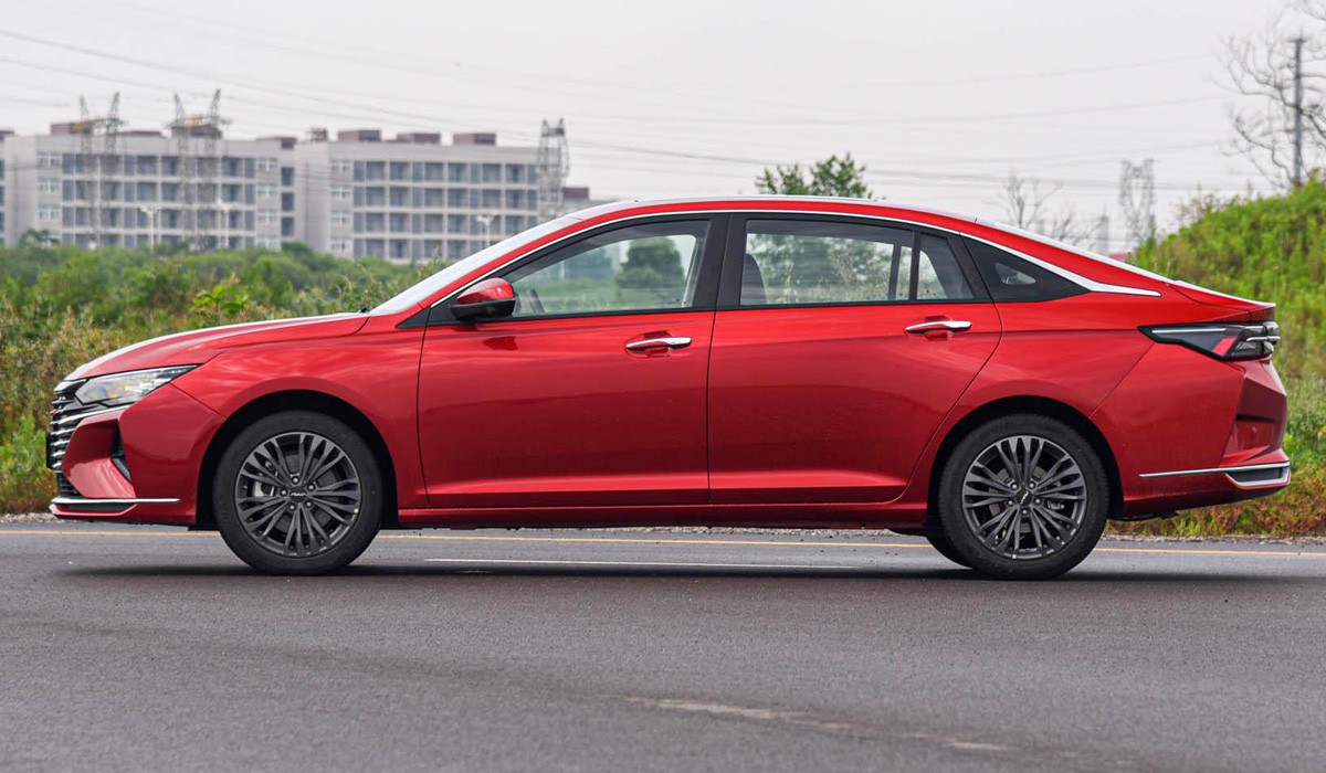 Седан Dongfeng Aeolus Yixuan Max стал первенцем новой платформы