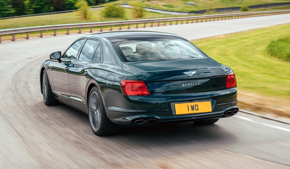 У седана Bentley Flying Spur появилась гибридная версия У седана Bentley Flying Spur появилась гибридная версия