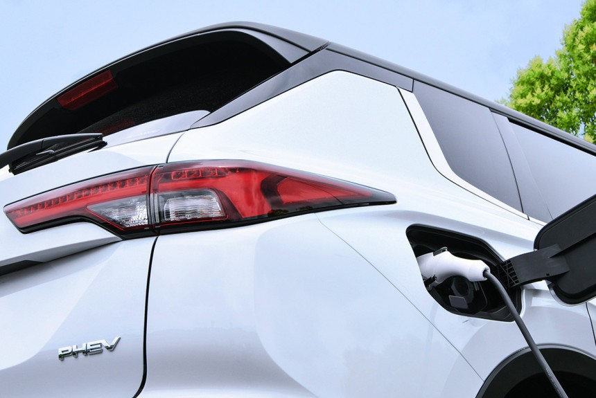 Анонсирован гибридный Mitsubishi Outlander нового поколения Анонсирован гибридный Mitsubishi Outlander нового поколения