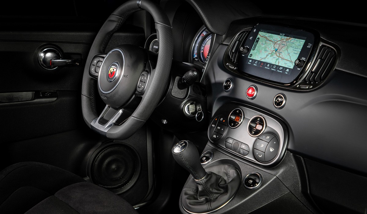 Abarth представил две новинки: F595 и 695 Esseesse Abarth представил две новинки: F595 и 695 Esseesse