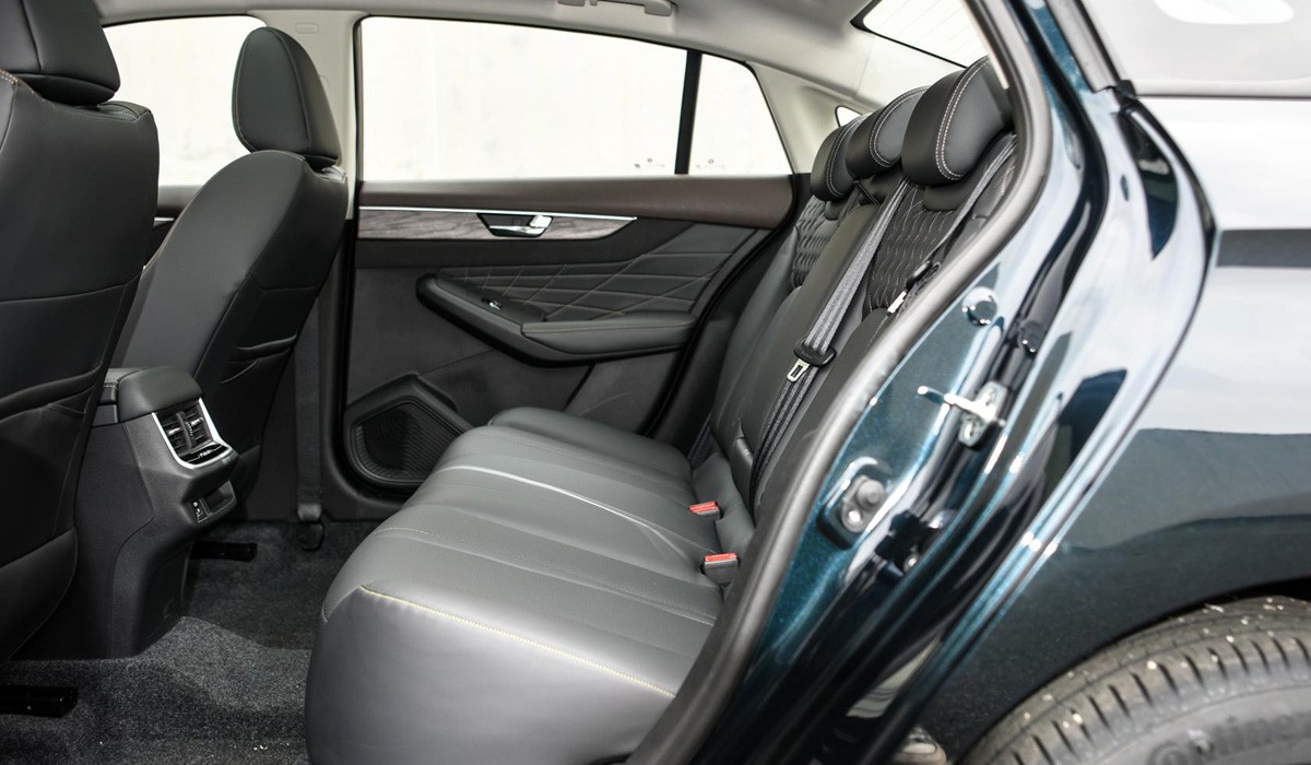 Седан Dongfeng Aeolus Yixuan Max стал первенцем новой платформы